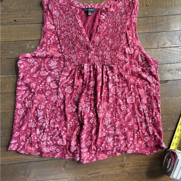 LUCKY BRAND SUMMER TOP
🟠 $2/10 - Picture 1 of 6
